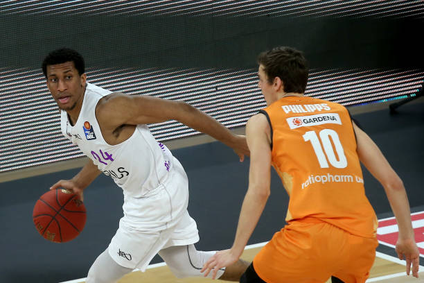 而板凳席上 而板凳席上